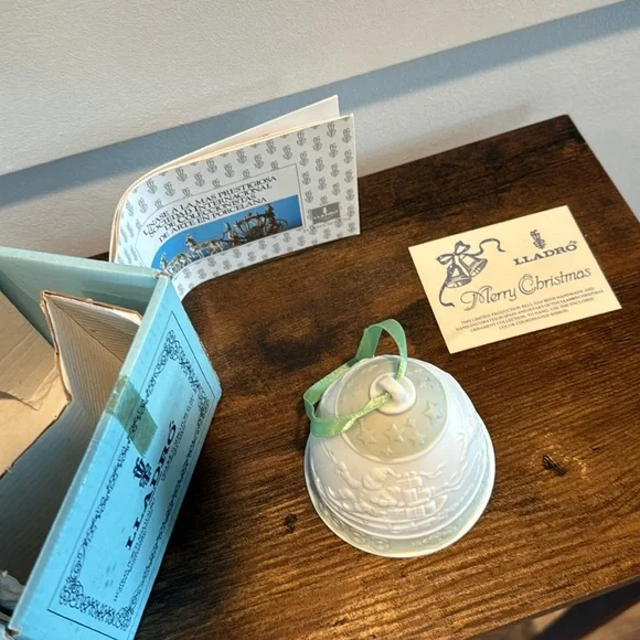 Lladro 1988 Campanita Navidad Porcilean Bell Ornament Green/White - Picture 4 of 6